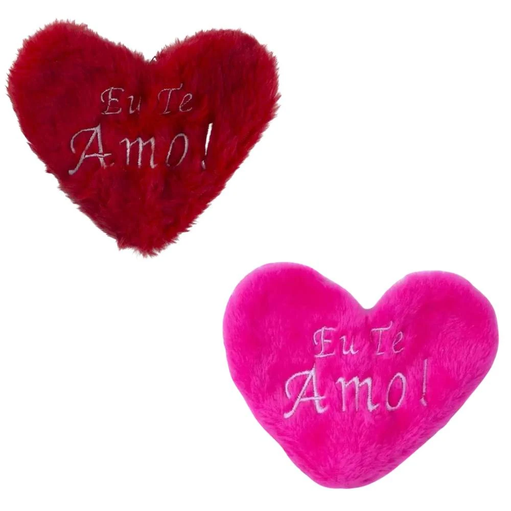 Dois estojos de pelúcia em formato de coração, vermelho e rosa, com a inscrição Eu Te Amo.