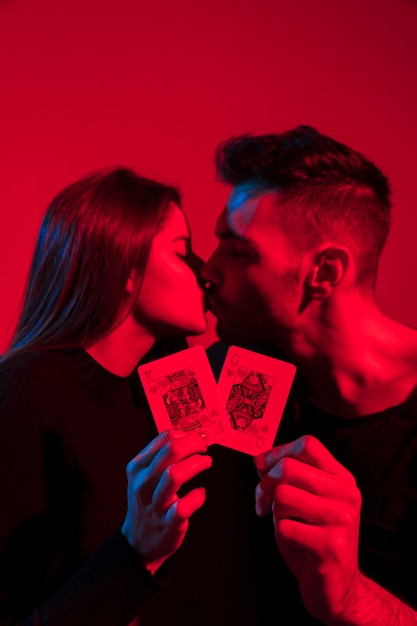 Baralho Erótico vs. Jogos de Casais: Qual é o Melhor?
