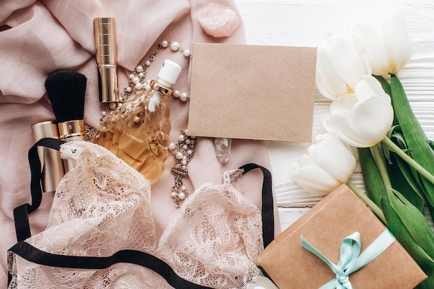Perfume De Calcinha Apinil vs pétalas perfumadas eróticas