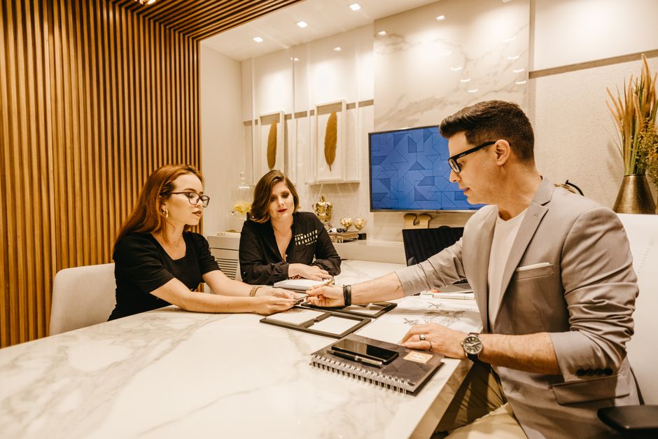 Como treinar a equipe para atender clientes no Dia dos Namorados com segurança e naturalidade