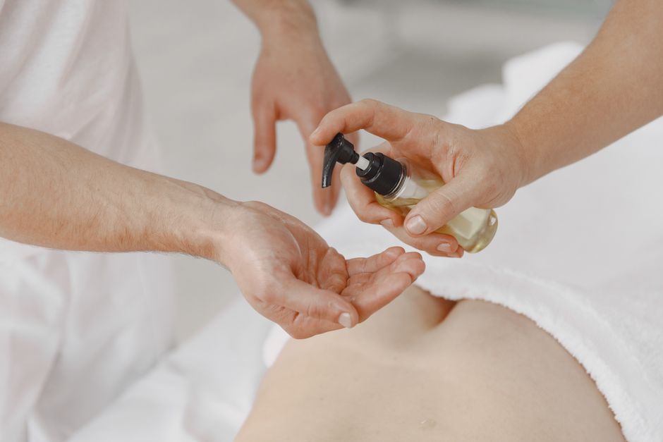 Óleos de massagem: como escolher e usar em momentos a dois